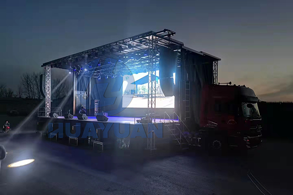 Semi trailer stage